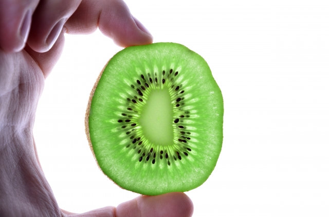 kiwi-fruit-with-hand