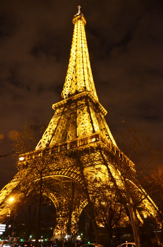 Eiffel_Tower_at_night